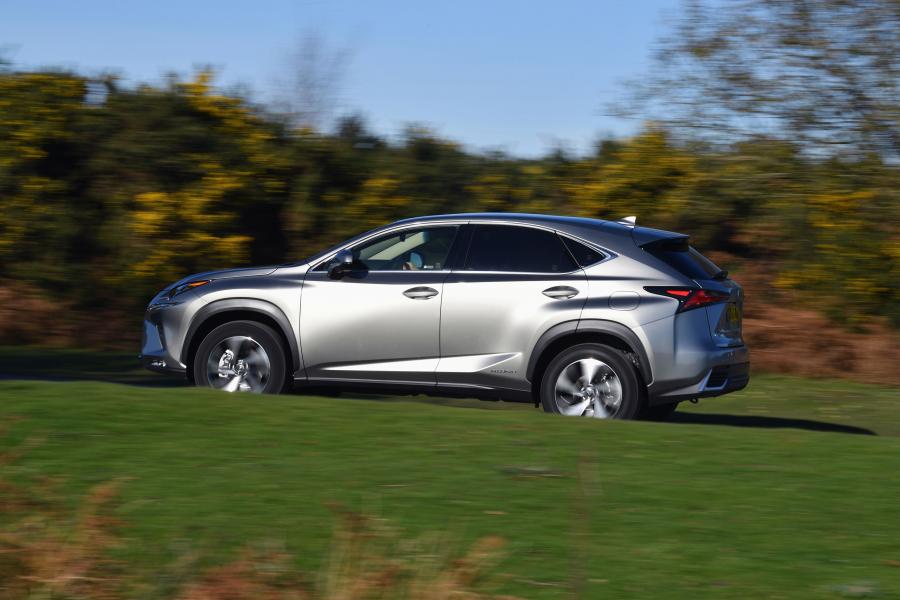  Lexus NX300h 2017 года  (UK) (фото 28 из 40)